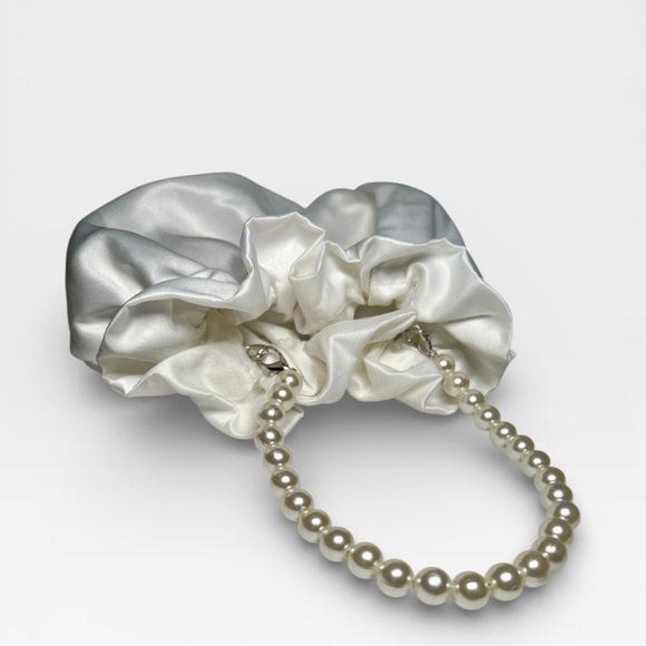 Pearl Handle White Satin Clutch - Picture 3 of 4